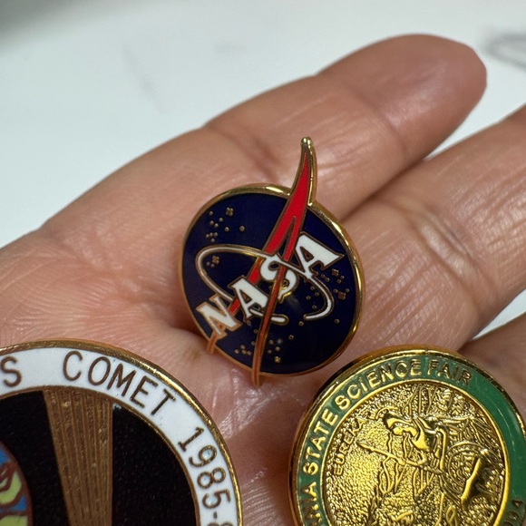Science Pin Set - Picture 4 of 8